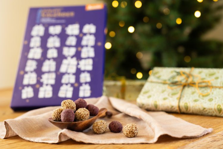 El_Puente_Fair_Trade_Adventskalender_mit_Dattelkugeln.jpg