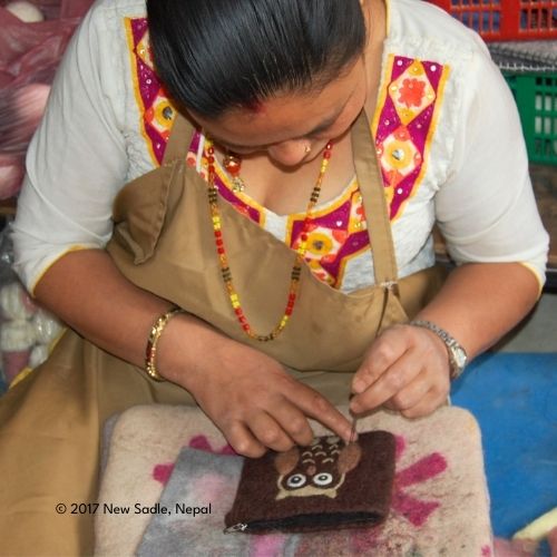 El_Puente_Fair_Trade_Herstellung_Kindergeldbeutel_von_New_Sadle_aus_Nepal.jpg