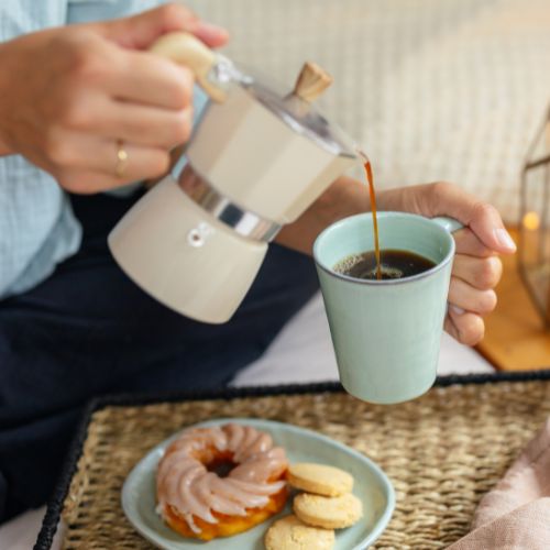 El_Puente_Fair_Trade_Kaffee_einschenken_cc_Kristina_Tober.jpg