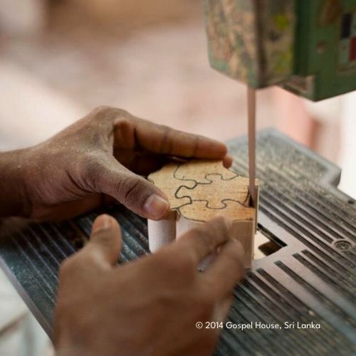 El_Puente_Handelspartner_Gospel_House_aus_Sri_Lanka_Produktion_Holzpuzzle.jpg