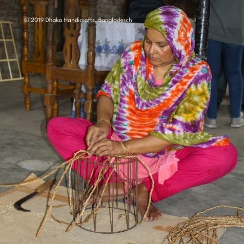 El_Puente_Produzentin_von_K_rben_bei_Dhaka_Handicrafts_in_Bangladesch.jpg