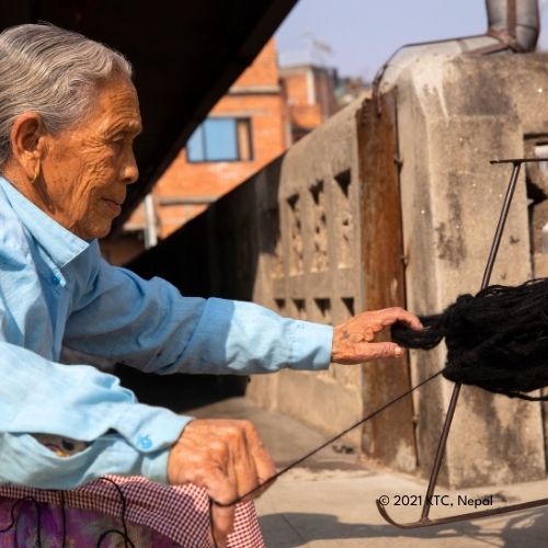 El_Puente_Strickhandschuhe_Produzentin_von_KTC_aus_Nepal.jpg