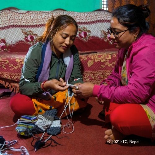 El_Puente_gestrickte_Handschuhe_Produzentinnen_von_KTC_aus_Nepal.jpg